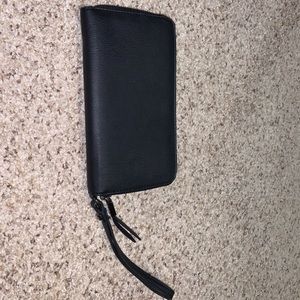 Simply Vera Wang Black Clutch with Wristlet – Minimal & Timeless